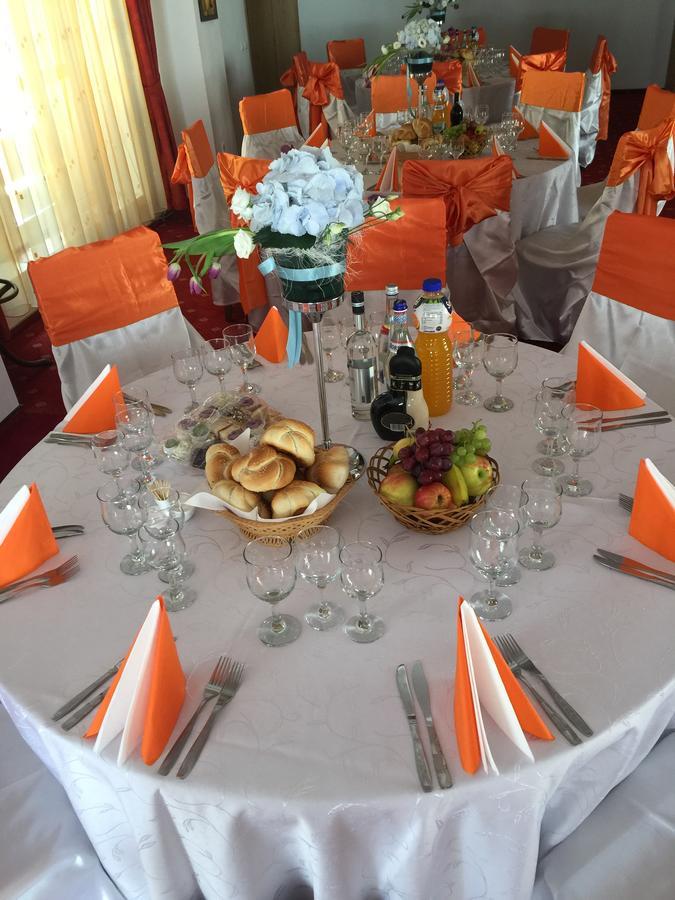 Hotel Rares Botoşani Екстериор снимка