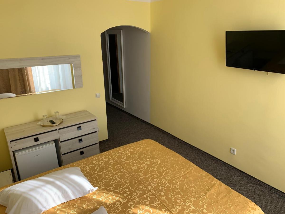 Hotel Rares Botoşani Екстериор снимка