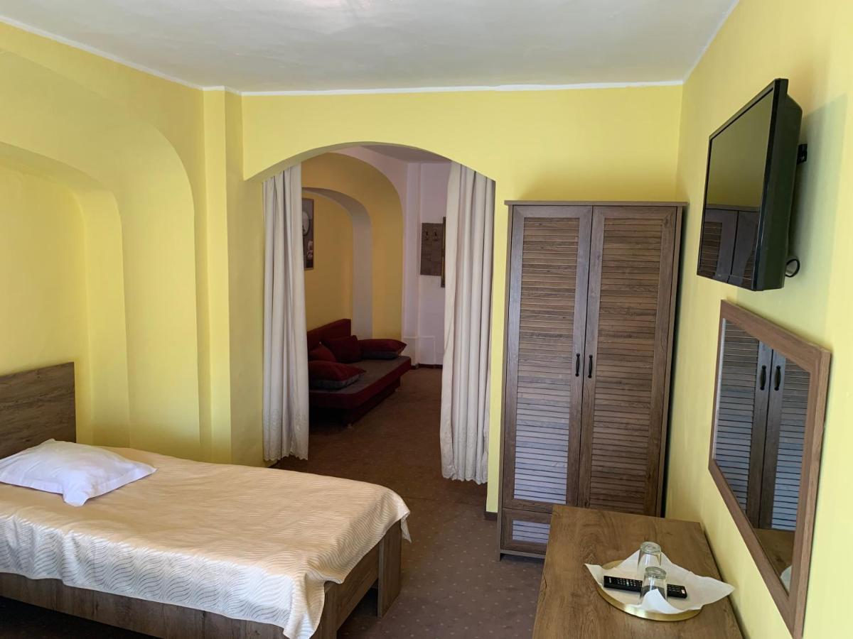Hotel Rares Botoşani Екстериор снимка