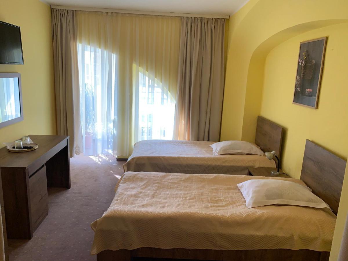 Hotel Rares Botoşani Екстериор снимка